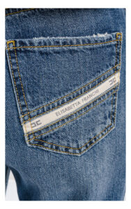 zbliżenie na logowaną kieszeń jeansów elisabetta franchi