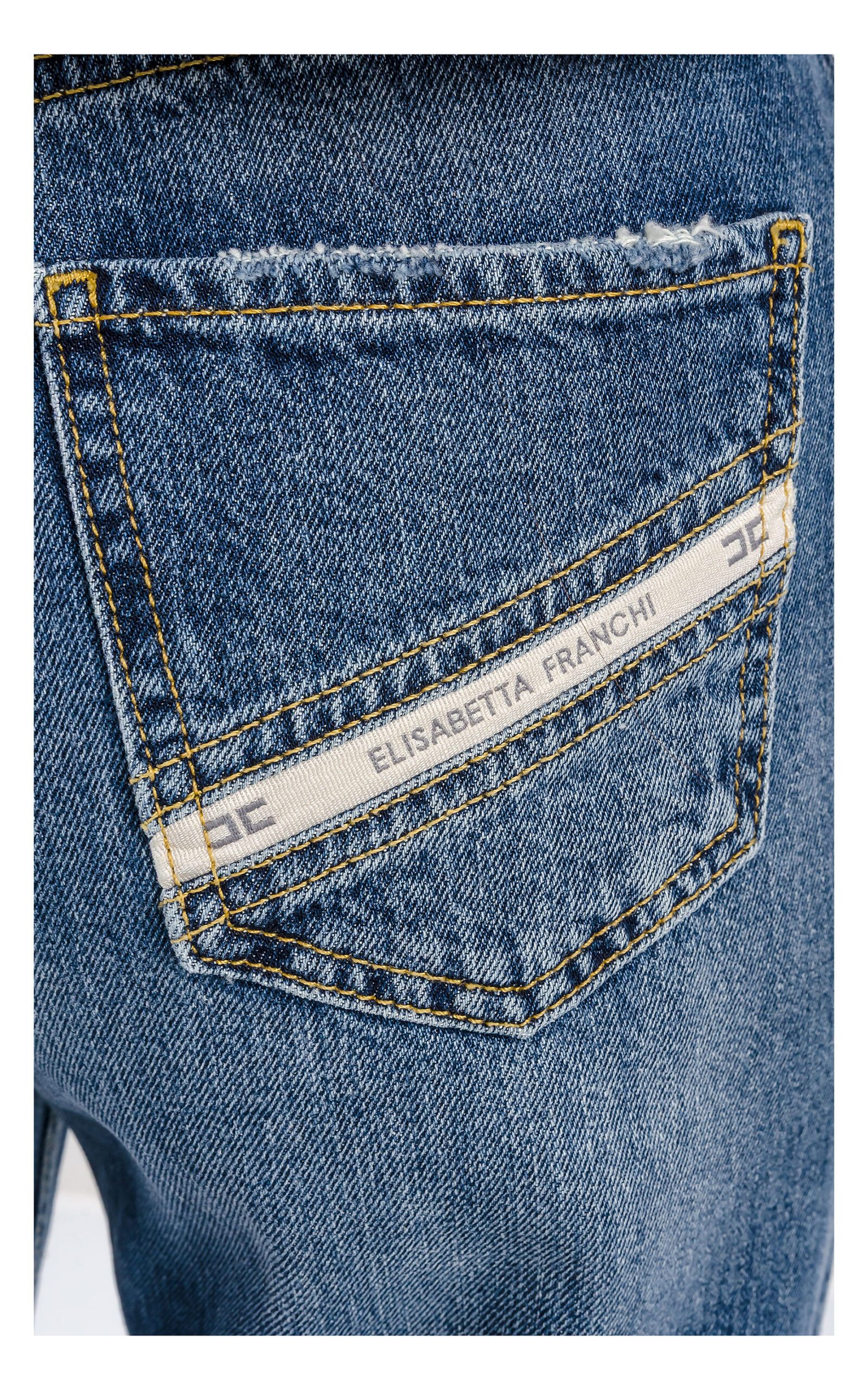 zbliżenie na logowaną kieszeń jeansów elisabetta franchi