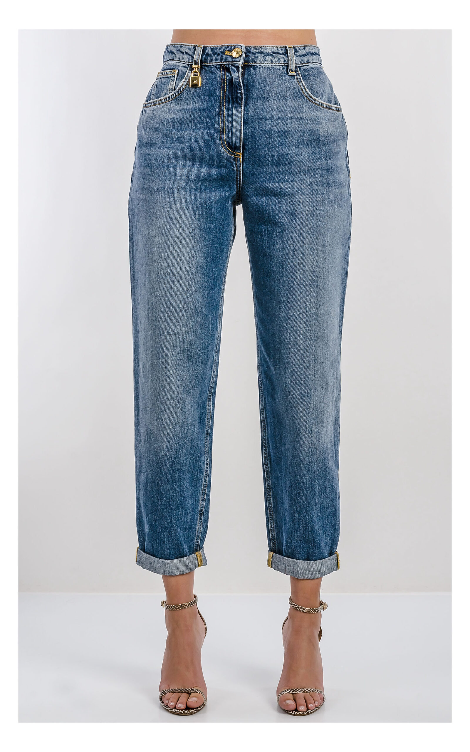 amskie niebieskie jeansy mom fit Elisabetta Franchi – spodnie denim z prostymi nogawkami i klasycznym krojem – stylowe jeansy do casualowych stylizacji- widok na modelce od przodu od pasa w dół