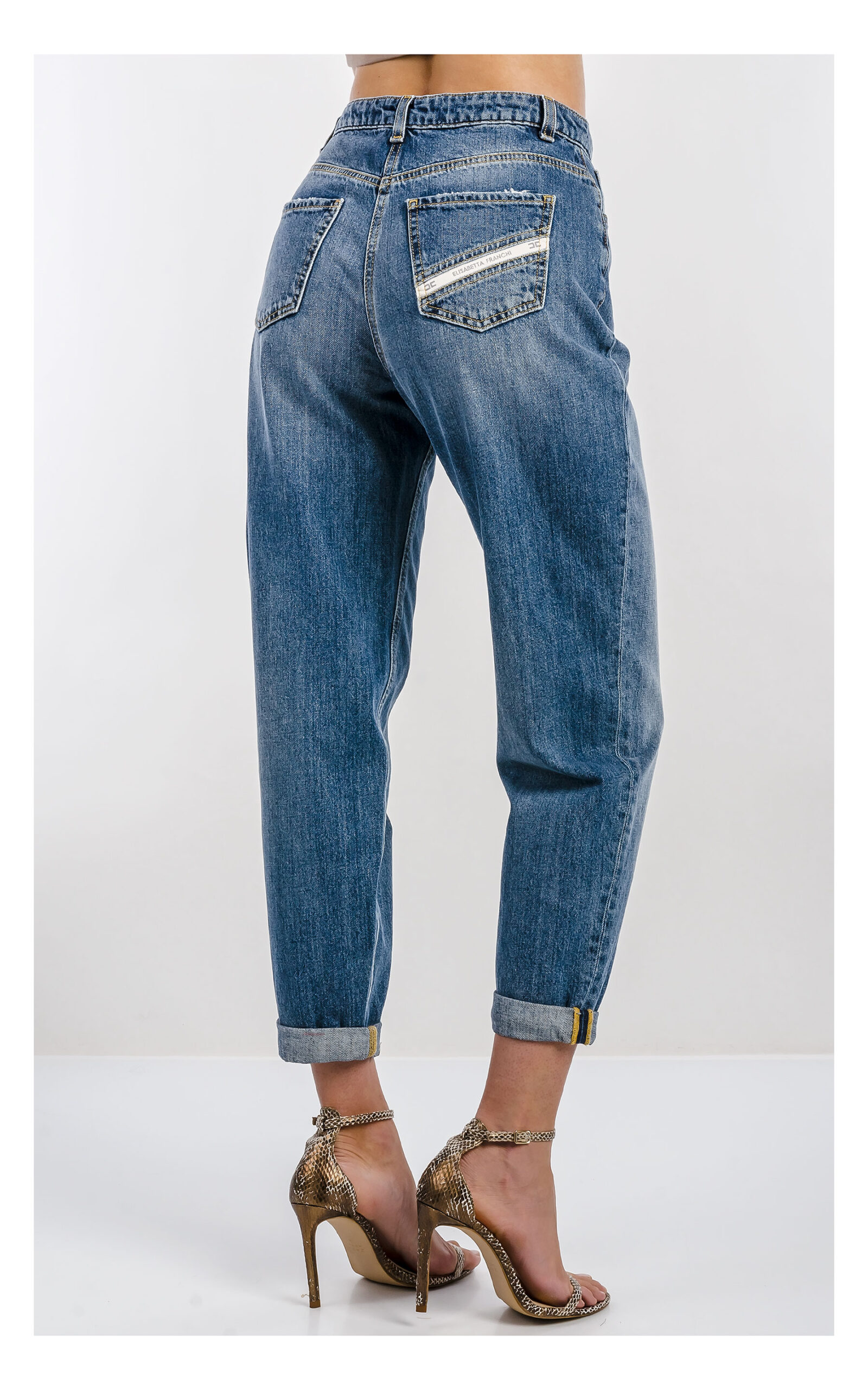amskie niebieskie jeansy mom fit Elisabetta Franchi – spodnie denim z prostymi nogawkami i klasycznym krojem – stylowe jeansy do casualowych stylizacji- widok na modelce od tyłu od pasa w dół