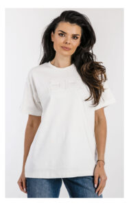 Biały oversize T-shirt Elisabetta Franchi z logowanym napisem – luźna koszulka damska z dużym logo – modny T-shirt casual- widok na modelce od przodu w przybliżeniu