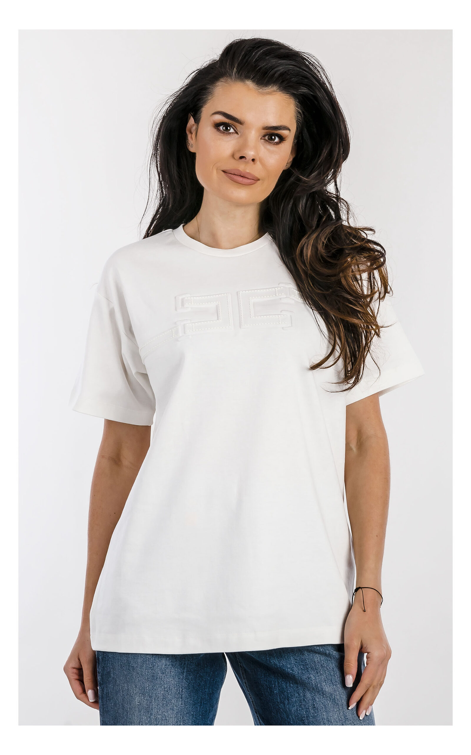 Biały oversize T-shirt Elisabetta Franchi z logowanym napisem – luźna koszulka damska z dużym logo – modny T-shirt casual- widok na modelce od przodu w przybliżeniu