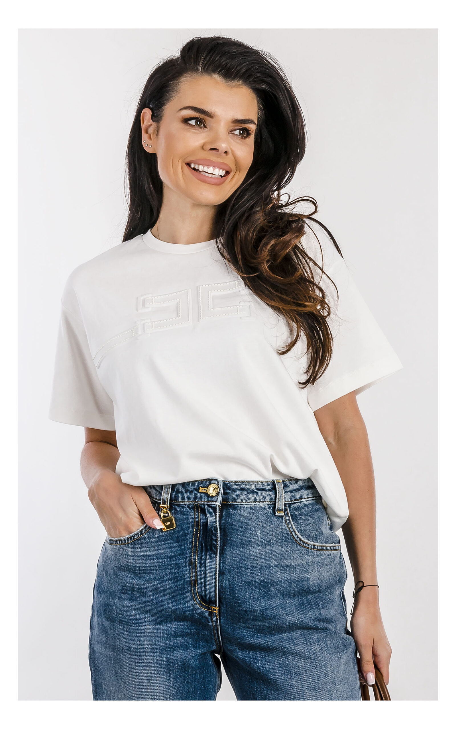 Biały oversize T-shirt Elisabetta Franchi z logowanym napisem – luźna koszulka damska z dużym logo – modny T-shirt casual- widok na modelce od przodu w przybliżeniu