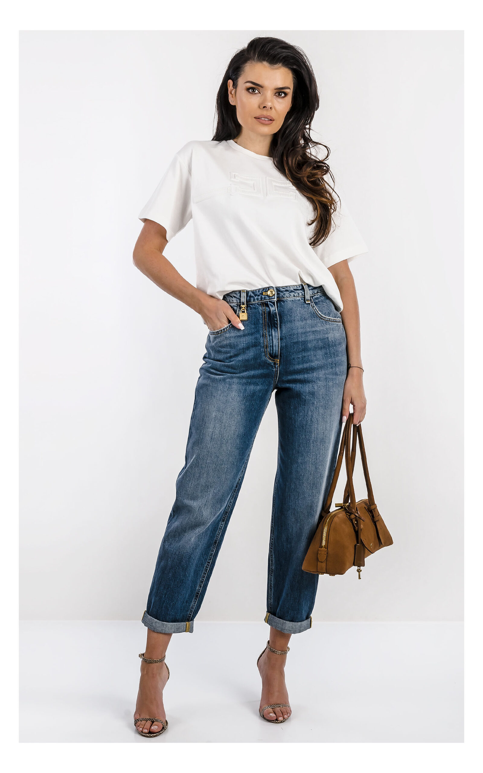 Biały oversize T-shirt Elisabetta Franchi z logowanym napisem – luźna koszulka damska z dużym logo – modny T-shirt casual- widok na modelce od przodu