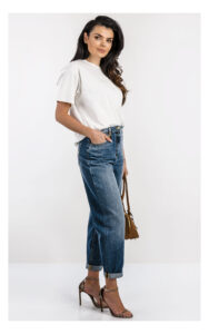 Biały oversize T-shirt Elisabetta Franchi z logowanym napisem – luźna koszulka damska z dużym logo – modny T-shirt casual- widok na modelce z profilu