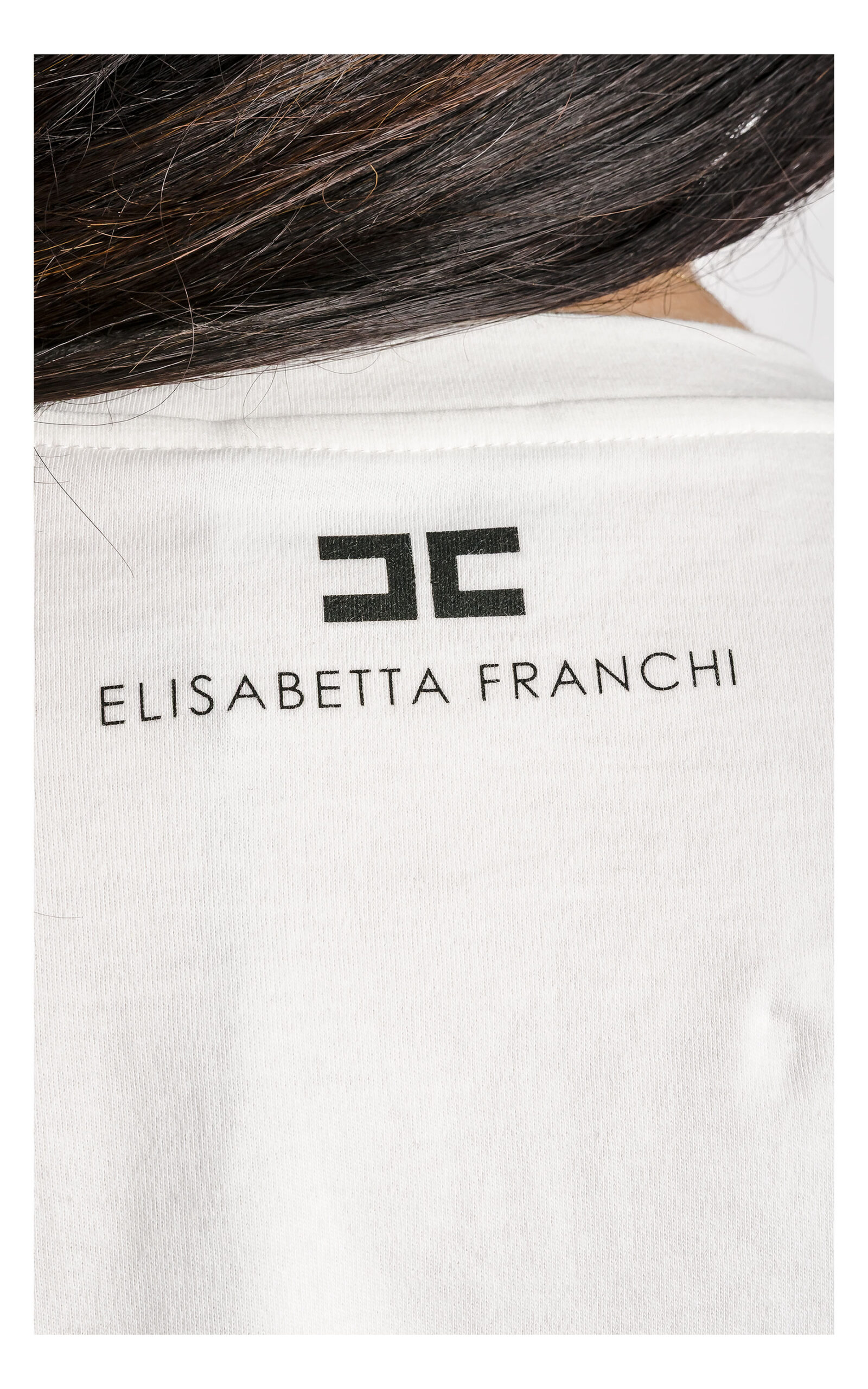 zbliżenie na nadruk z logo marki na t-shircie elisabetta franchi