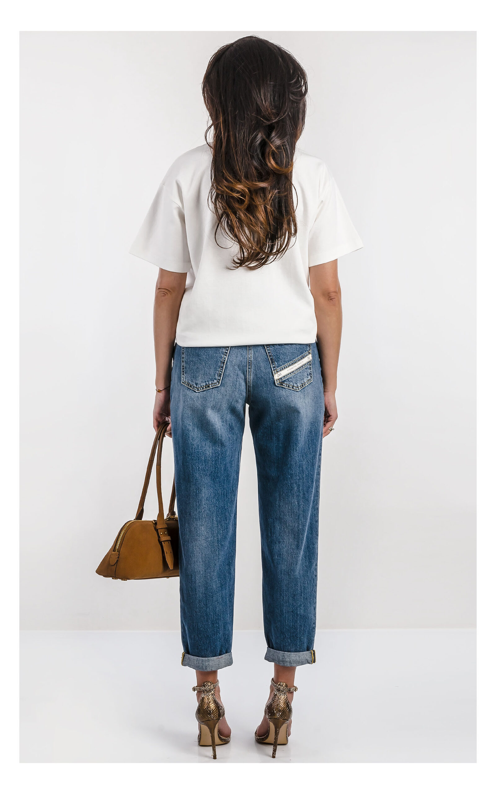 Biały oversize T-shirt Elisabetta Franchi z logowanym napisem – luźna koszulka damska z dużym logo – modny T-shirt casual- widok na modelce od tyłu