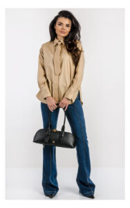 Camel koszula damska z krawatem Elisabetta Franchi – gładka koszula z eleganckim krawatem i guzikami – modna i elegancka koszulowa bluzka- widok na modelce od przodu