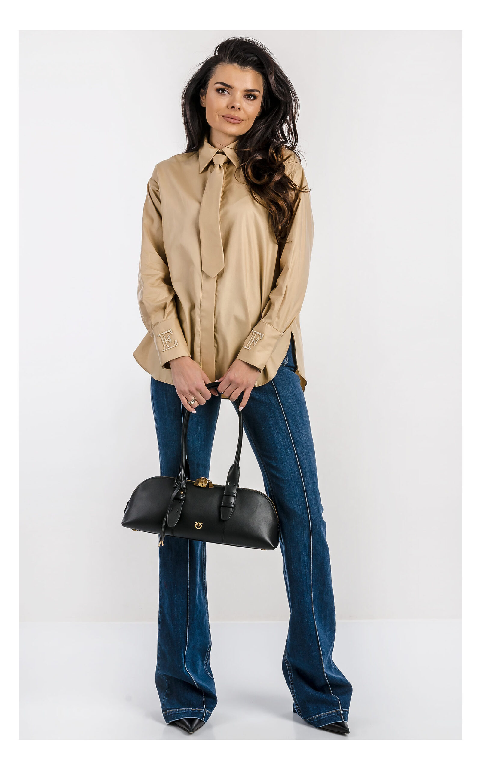 Camel koszula damska z krawatem Elisabetta Franchi – gładka koszula z eleganckim krawatem i guzikami – modna i elegancka koszulowa bluzka- widok na modelce od przodu