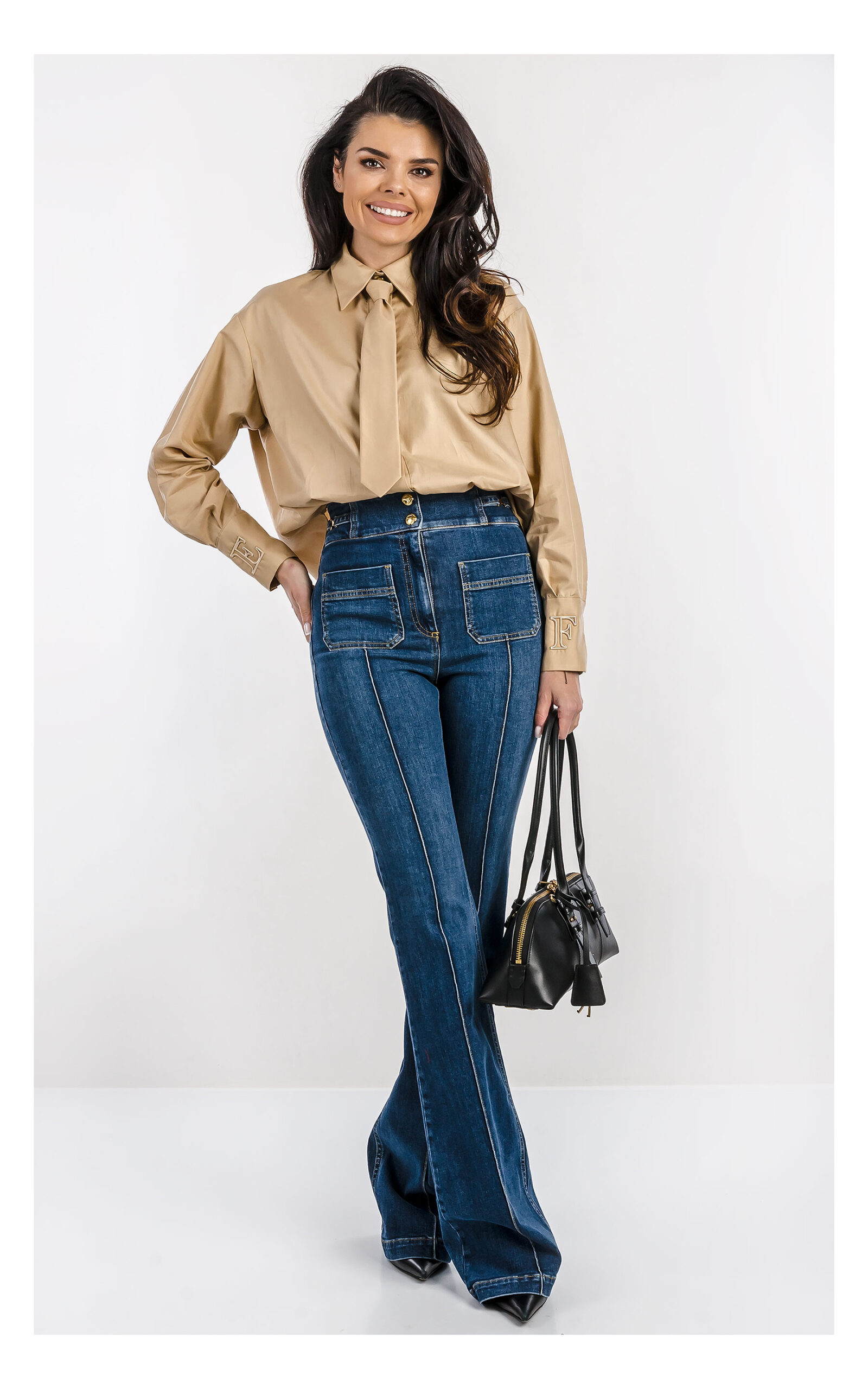 Camel koszula damska z krawatem Elisabetta Franchi – gładka koszula z eleganckim krawatem i guzikami – modna i elegancka koszulowa bluzka- widok na modelce od przodu