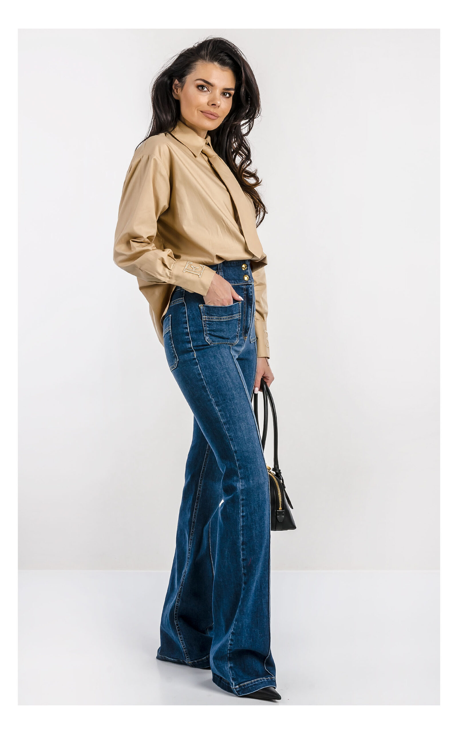 Camel koszula damska z krawatem Elisabetta Franchi – gładka koszula z eleganckim krawatem i guzikami – modna i elegancka koszulowa bluzka- widok na modelce z profilu