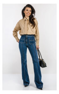 Granatowe jeansy damskie Elisabetta Franchi flare z wysokim stanem – spodnie denim z rozszerzanymi nogawkami i dopasowaną talią – modny fason casual- widok na modelce od przodu