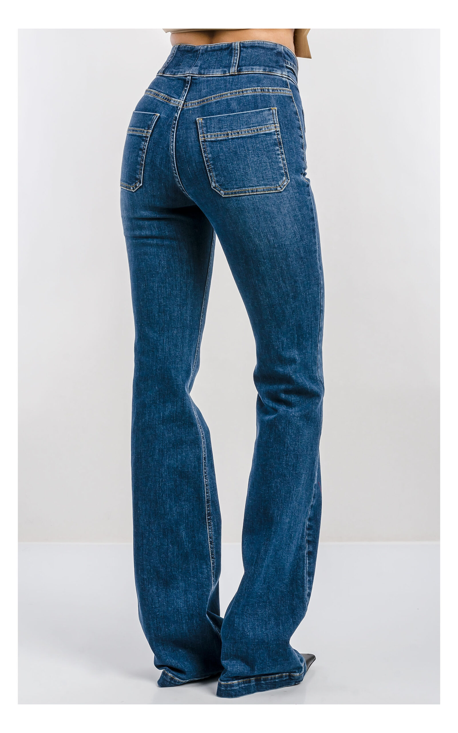 Granatowe jeansy damskie Elisabetta Franchi flare z wysokim stanem – spodnie denim z rozszerzanymi nogawkami i dopasowaną talią – modny fason casual- widok na modelce od tyłu od pasa w dół