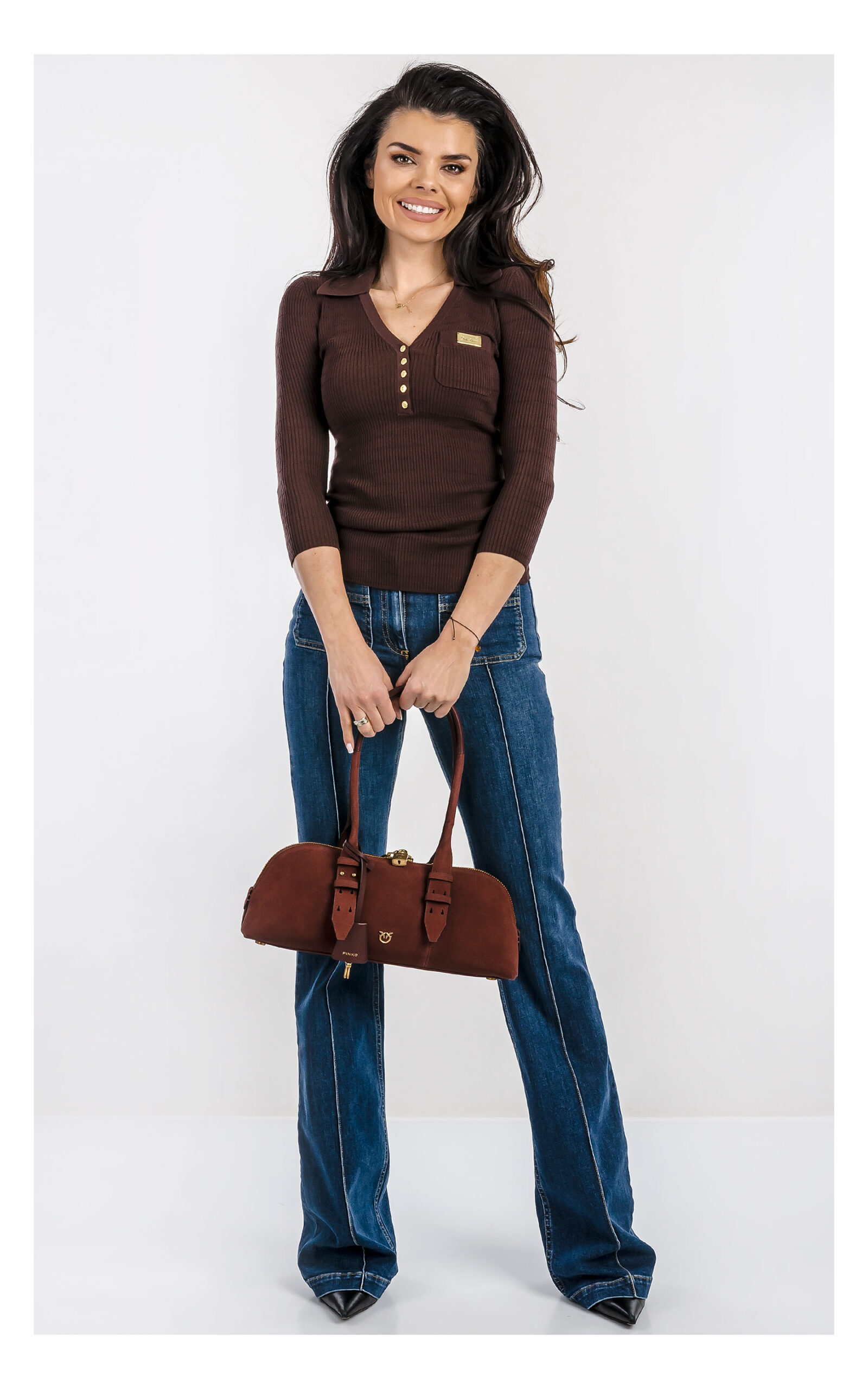 Damski brązowy sweter prążkowany Elisabetta Franchi polo – krótkie rękawy 3/4, elegancki kołnierzyk i dopasowany fason – casual chic knitwear- widok na modelce od przodu