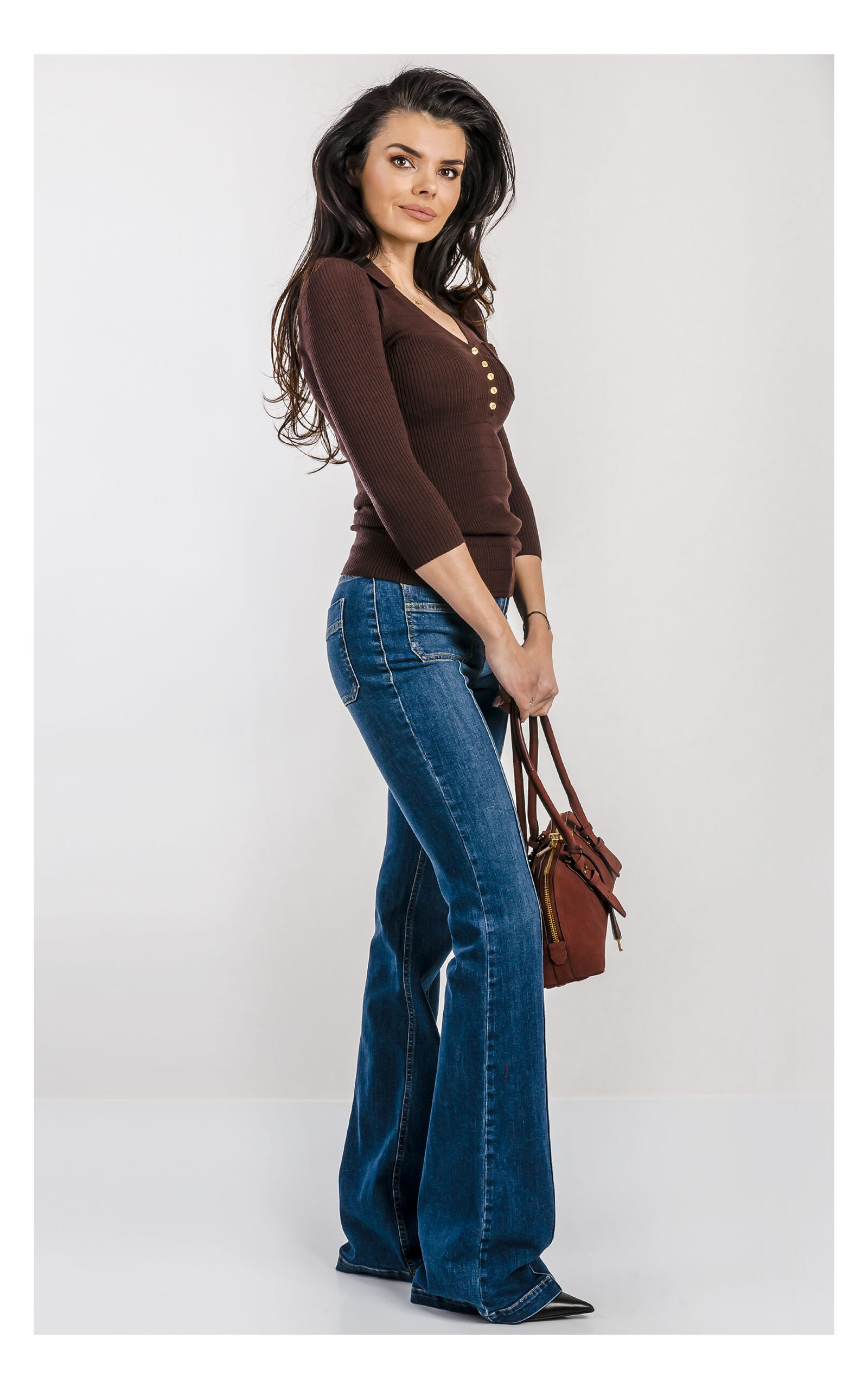 Damski brązowy sweter prążkowany Elisabetta Franchi polo – krótkie rękawy 3/4, elegancki kołnierzyk i dopasowany fason – casual chic knitwear- widok na modelce z profilu