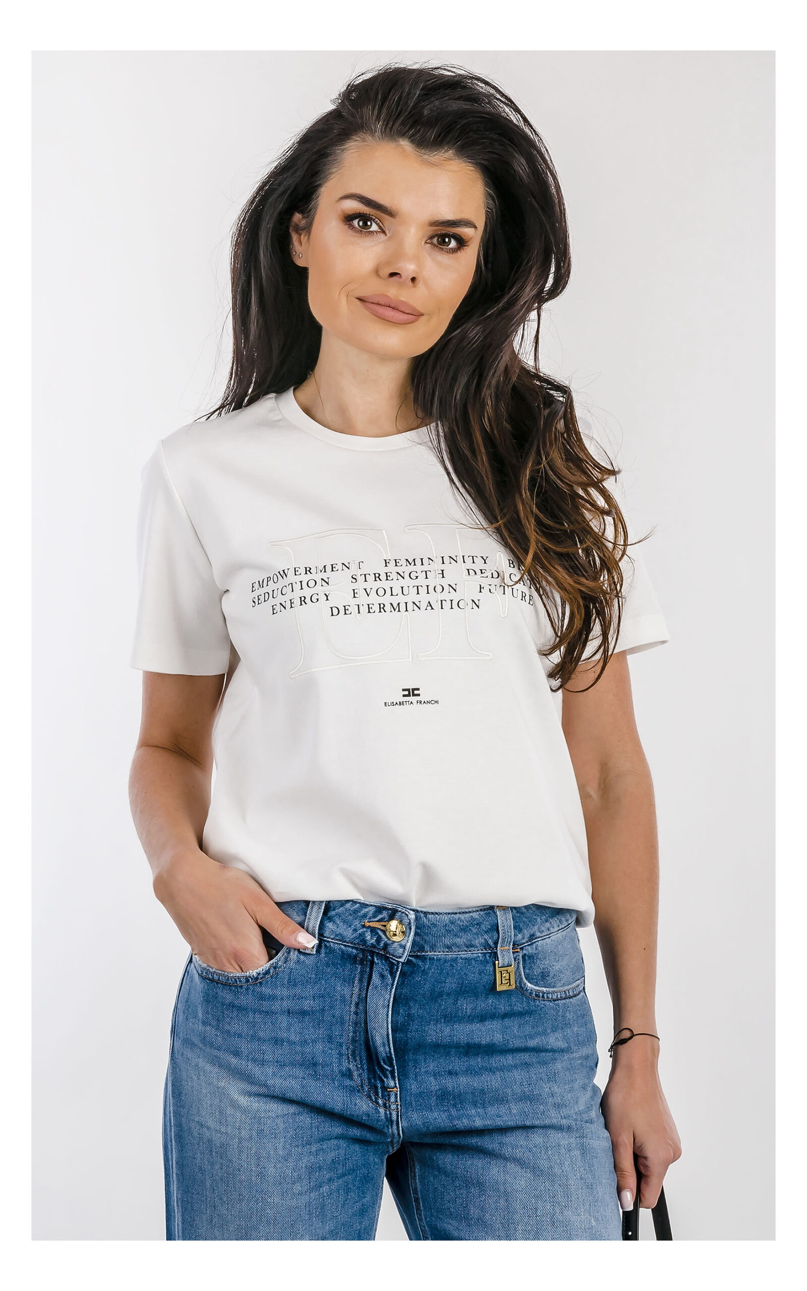 Elisabetta Franchi biały T-shirt z haftowanym logo – klasyczna koszulka damska relaxed fit z detalem brandingu – casualowy T-shirt premium- widok na modelce od przodu w przybliżeniu