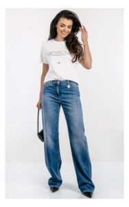 Elisabetta Franchi biały T-shirt z haftowanym logo – klasyczna koszulka damska relaxed fit z detalem brandingu – casualowy T-shirt premium- widok na modelce od przodu