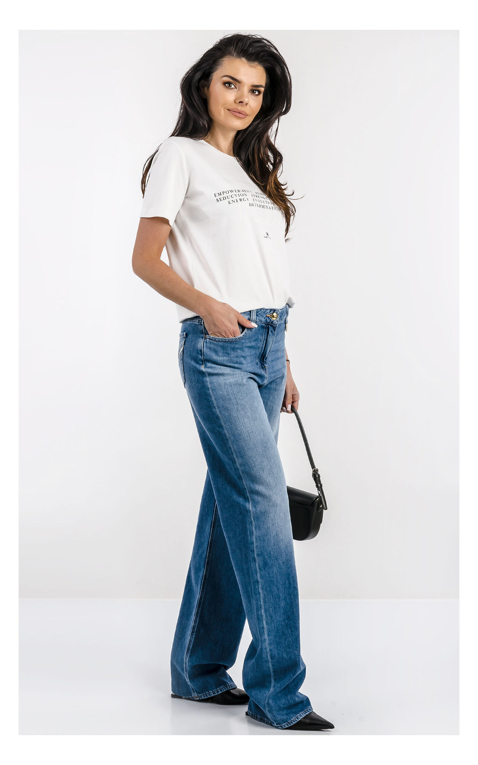 Elisabetta Franchi biały T-shirt z haftowanym logo – klasyczna koszulka damska relaxed fit z detalem brandingu – casualowy T-shirt premium- widok na modelce z profilu