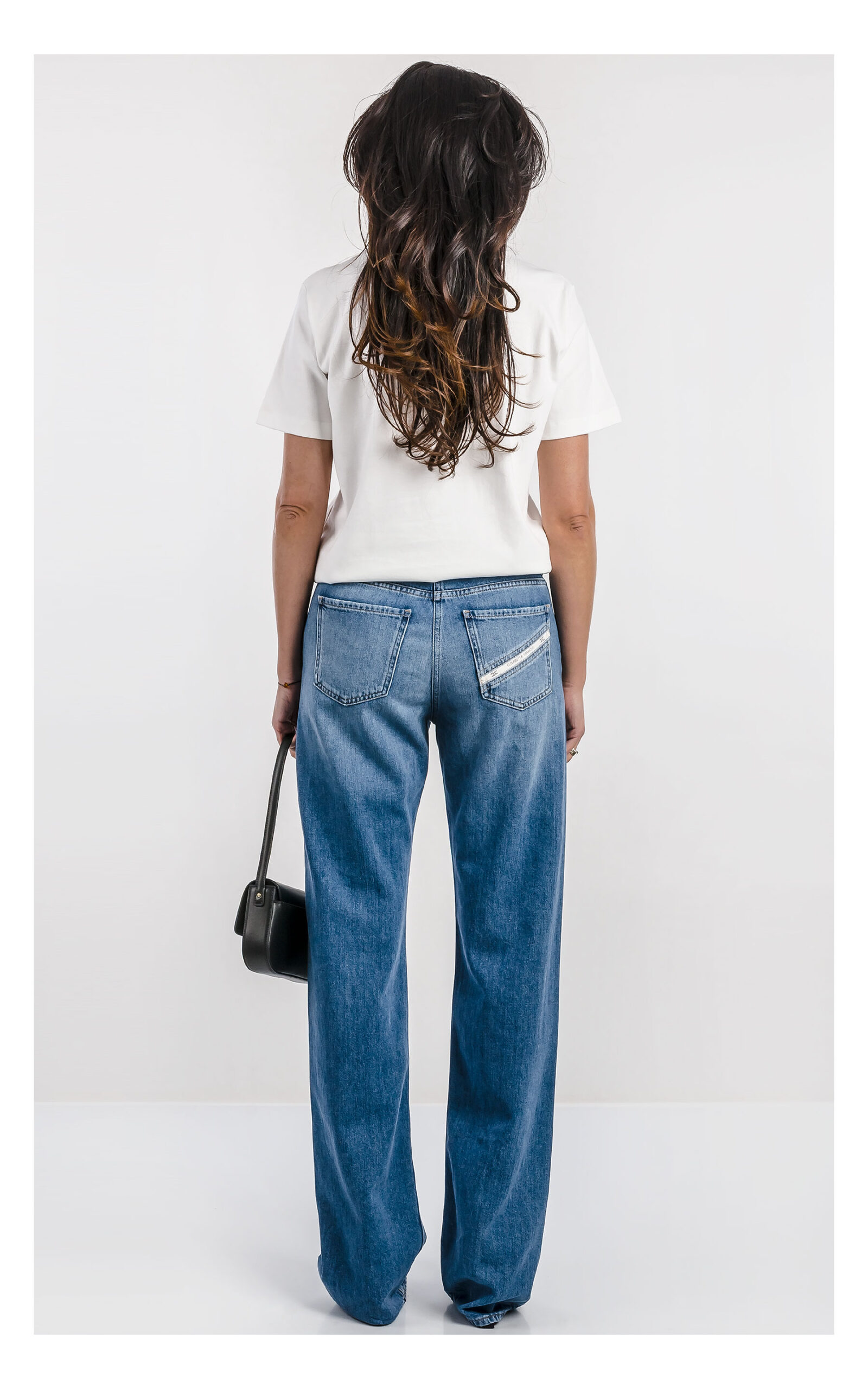Elisabetta Franchi biały T-shirt z haftowanym logo – klasyczna koszulka damska relaxed fit z detalem brandingu – casualowy T-shirt premium- widok na modelce od tyłu