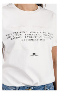 zbliżenie na wyszywane logo i nadruk na t-shircie elisabetta franchi