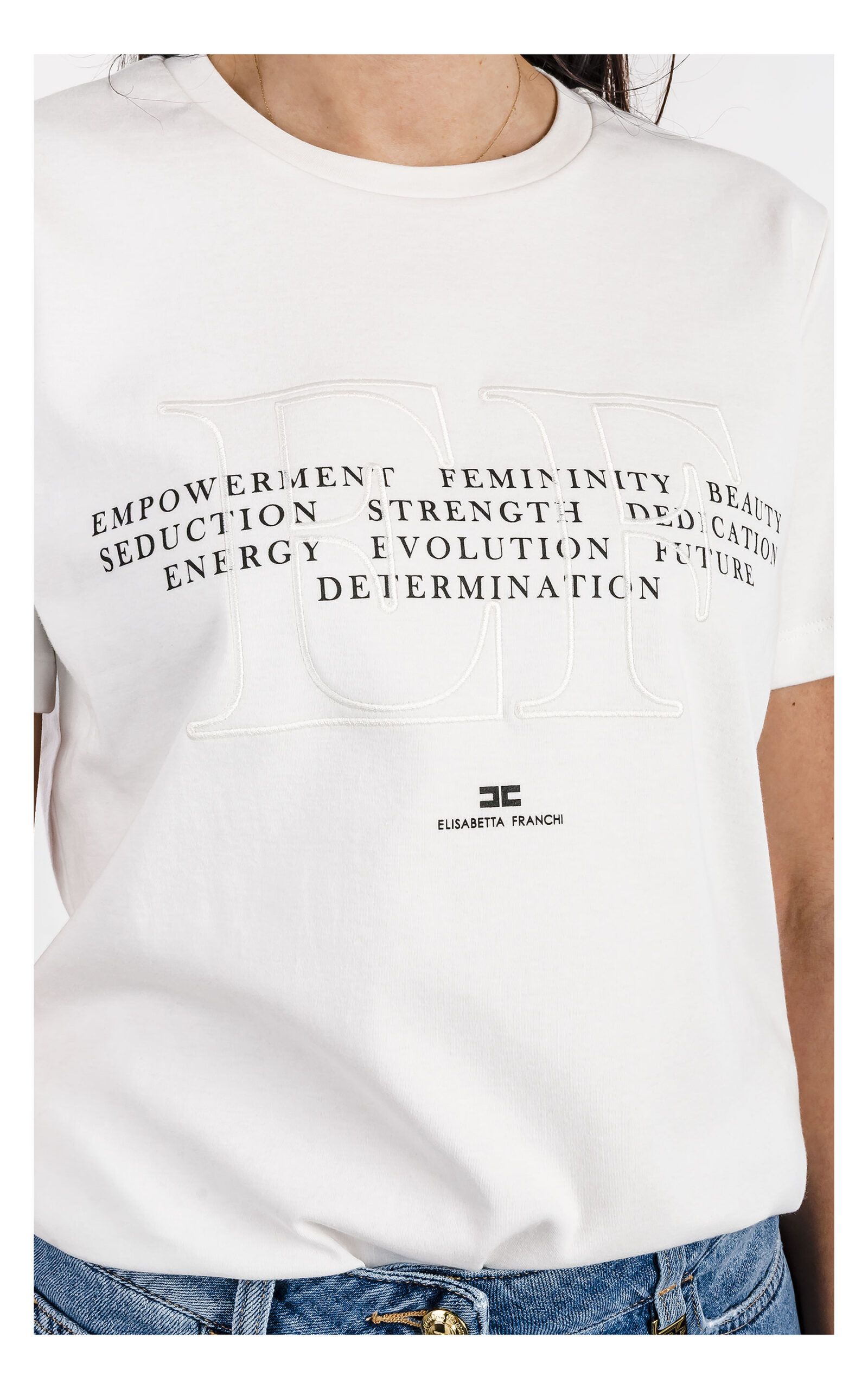 zbliżenie na wyszywane logo i nadruk na t-shircie elisabetta franchi