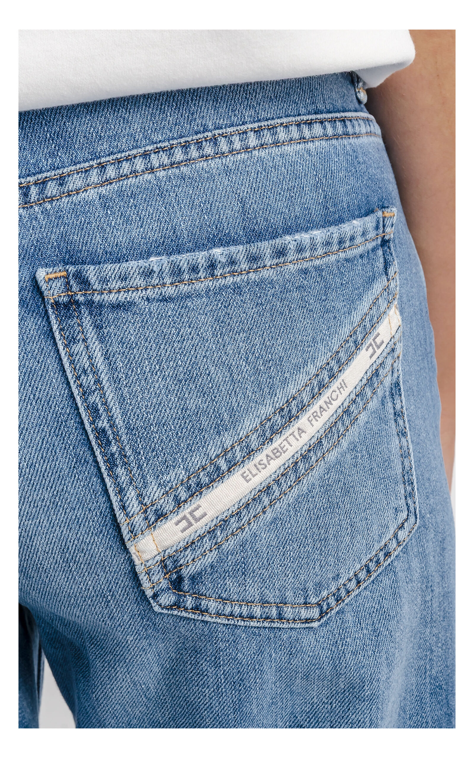 zbliżenie na logowaną kieszeń jeansów elisabetta franchi