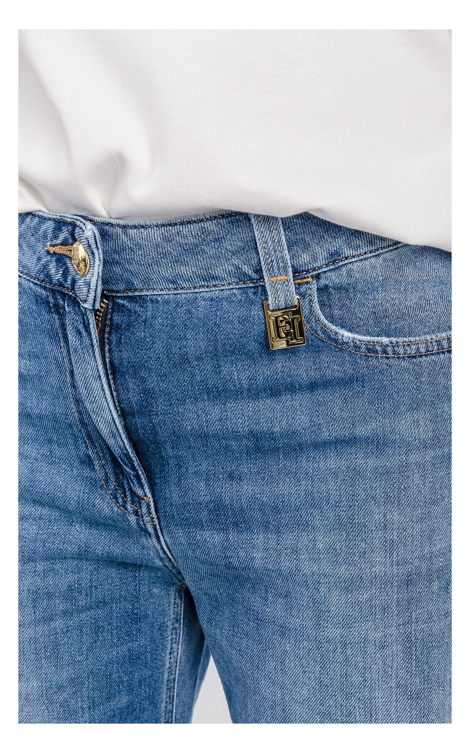 zbliżenie na logowany detal jeansów elisabetta franchi