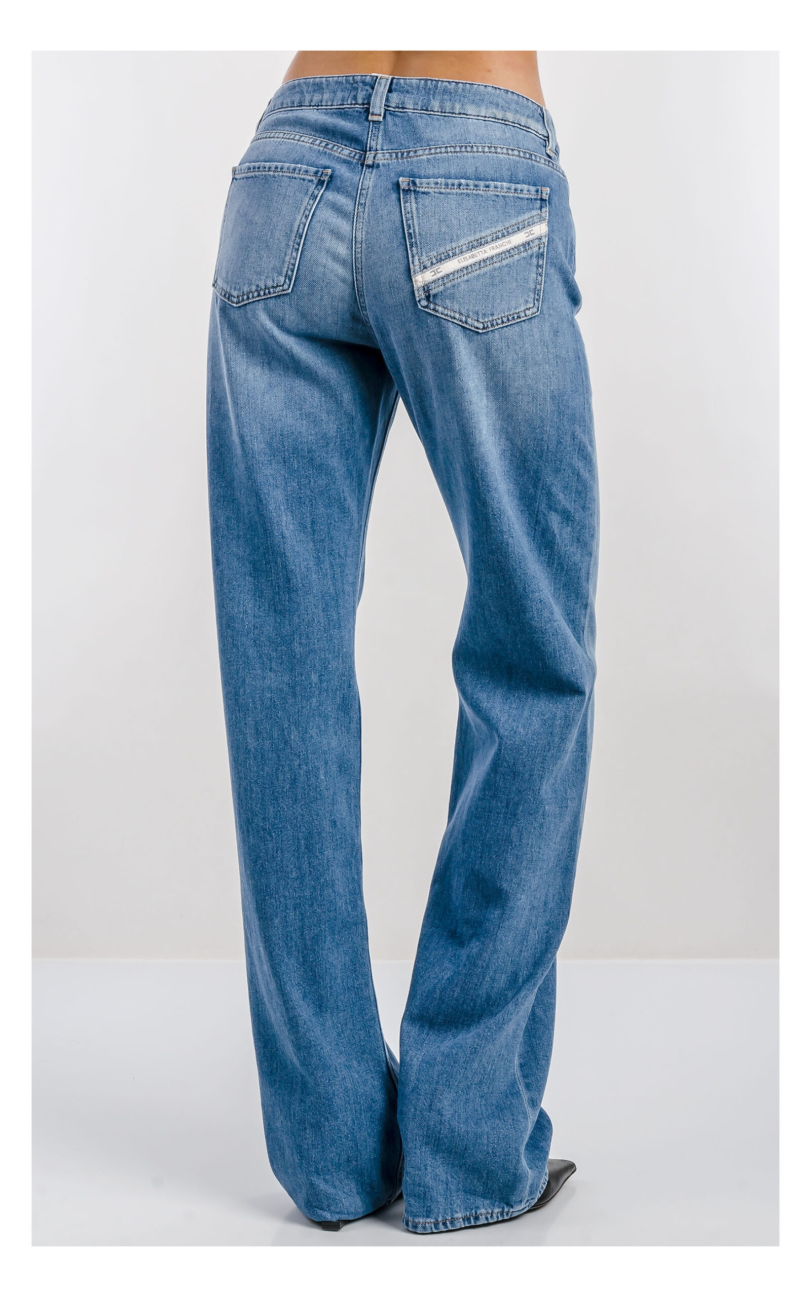 Damskie jeansy Elisabetta Franchi niebieskie z prostym krojem – spodnie denim z wysokiej jakości materiału i minimalistycznym designem – modny model casual- widok na modelce od tyłu od pasa w dół