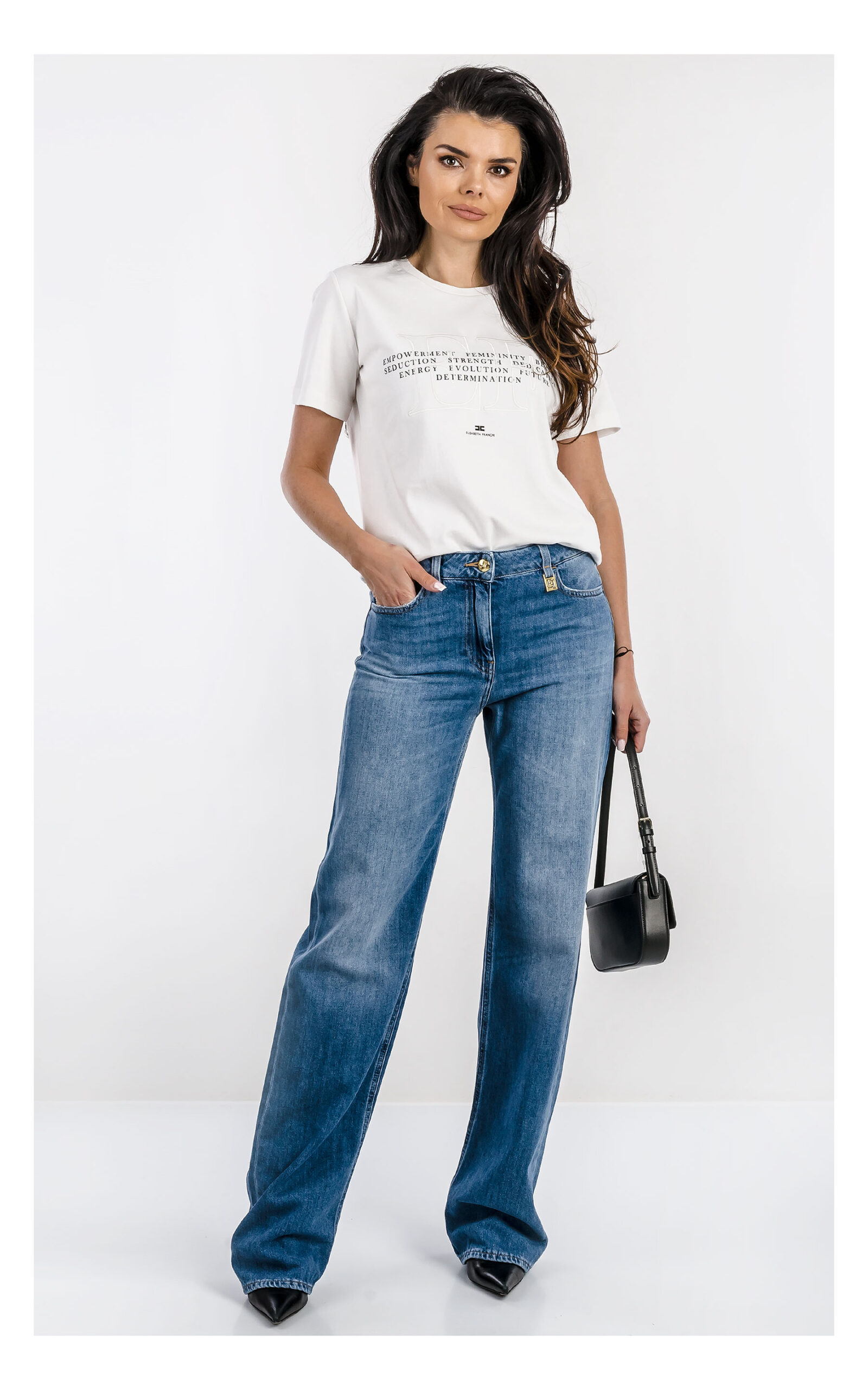 Damskie jeansy Elisabetta Franchi niebieskie z prostym krojem – spodnie denim z wysokiej jakości materiału i minimalistycznym designem – modny model casual- widok na modelce od przodu