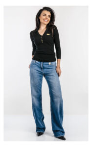 Czarny prążkowany sweter polo Elisabetta Franchi slim fit – dopasowany sweter damski z długimi rękawami i guzikami – elegancki top casual- widok na modelce od przodu