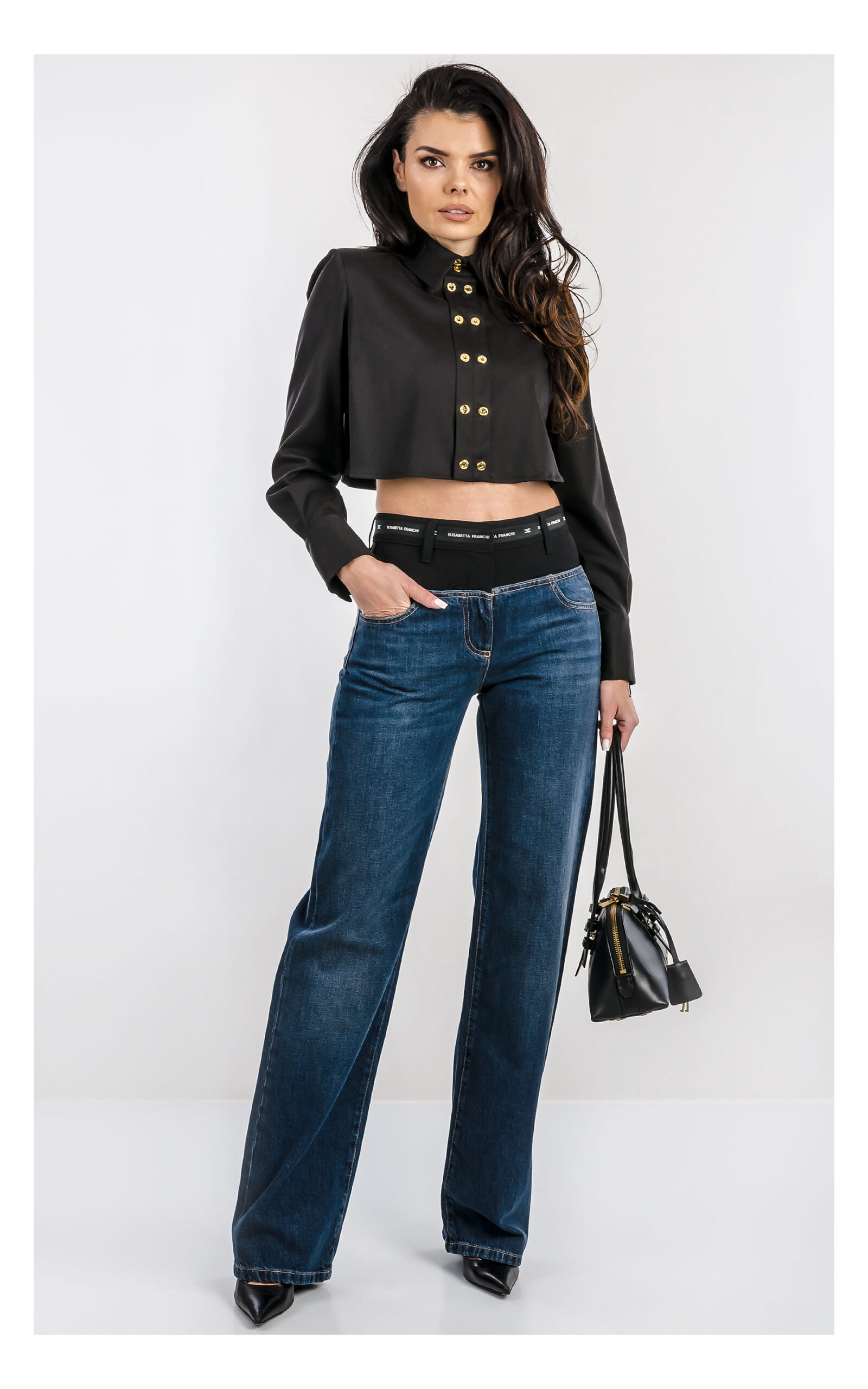 eansy Elisabetta Franchi granatowe z paskiem z logo – damskie spodnie jeansowe z detalem brandingowym i klasycznym krojem – uniwersalne jeansy fashion- widok na modelce od przodu
