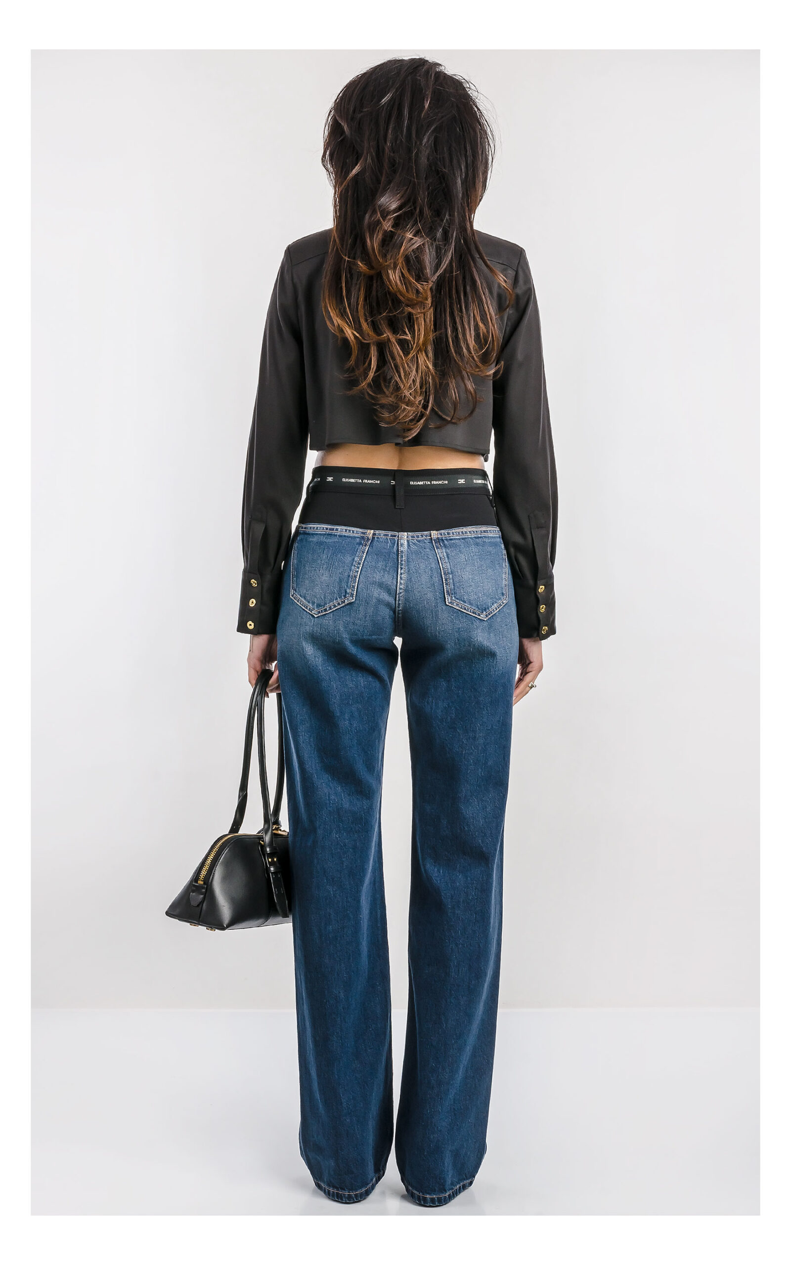 eansy Elisabetta Franchi granatowe z paskiem z logo – damskie spodnie jeansowe z detalem brandingowym i klasycznym krojem – uniwersalne jeansy fashion- widok na modelce od tyłu