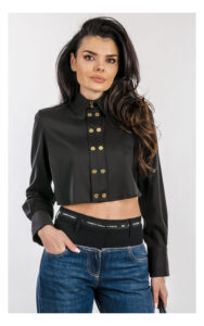 Koszula damska Elisabetta Franchi czarna krótka – czarna koszula z miękkiego materiału i minimalistycznym fasonem – idealna do casualowych stylizacji.- widok na modelce od przodu w przybliżeniu