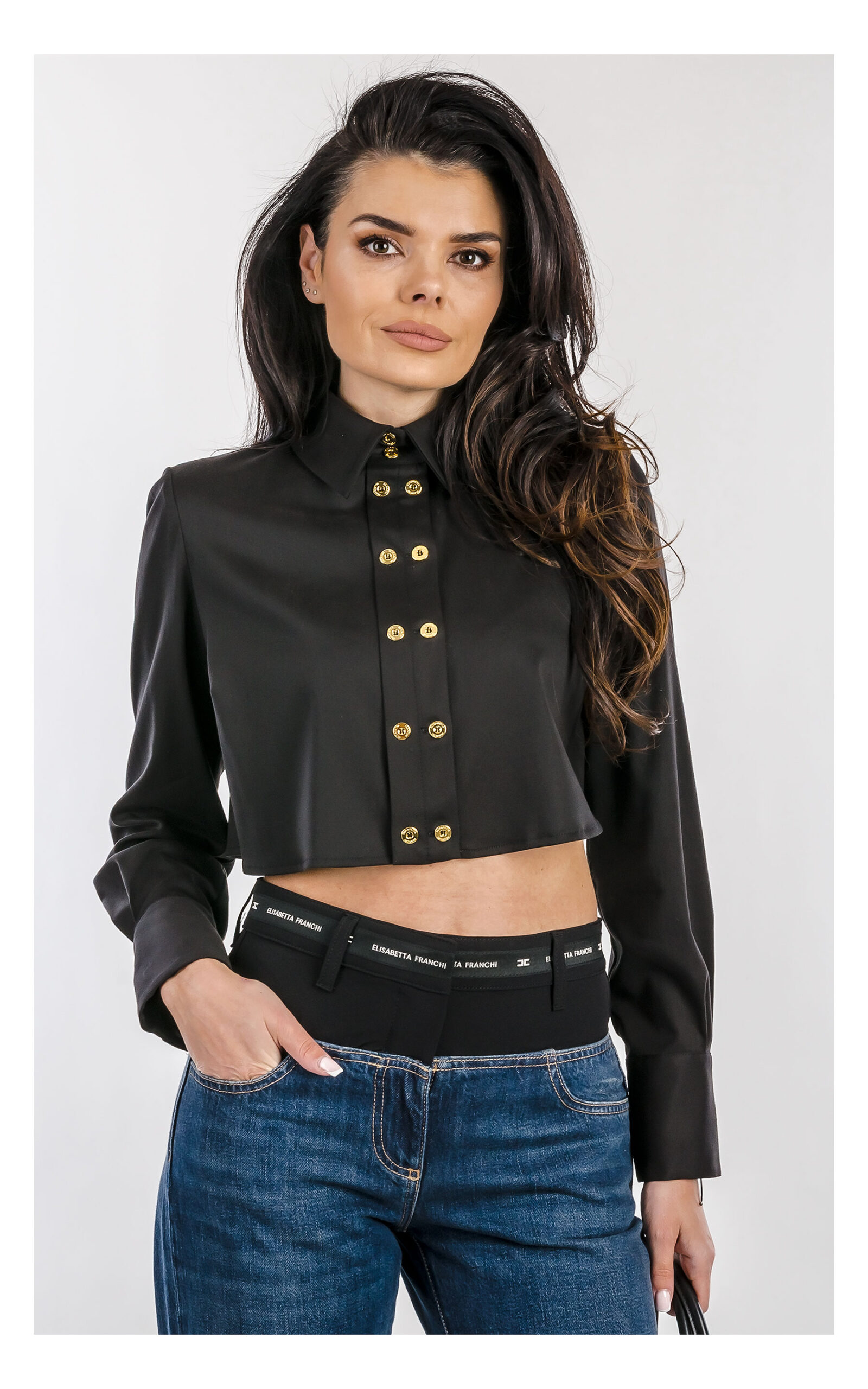 Koszula damska Elisabetta Franchi czarna krótka – czarna koszula z miękkiego materiału i minimalistycznym fasonem – idealna do casualowych stylizacji.- widok na modelce od przodu w przybliżeniu