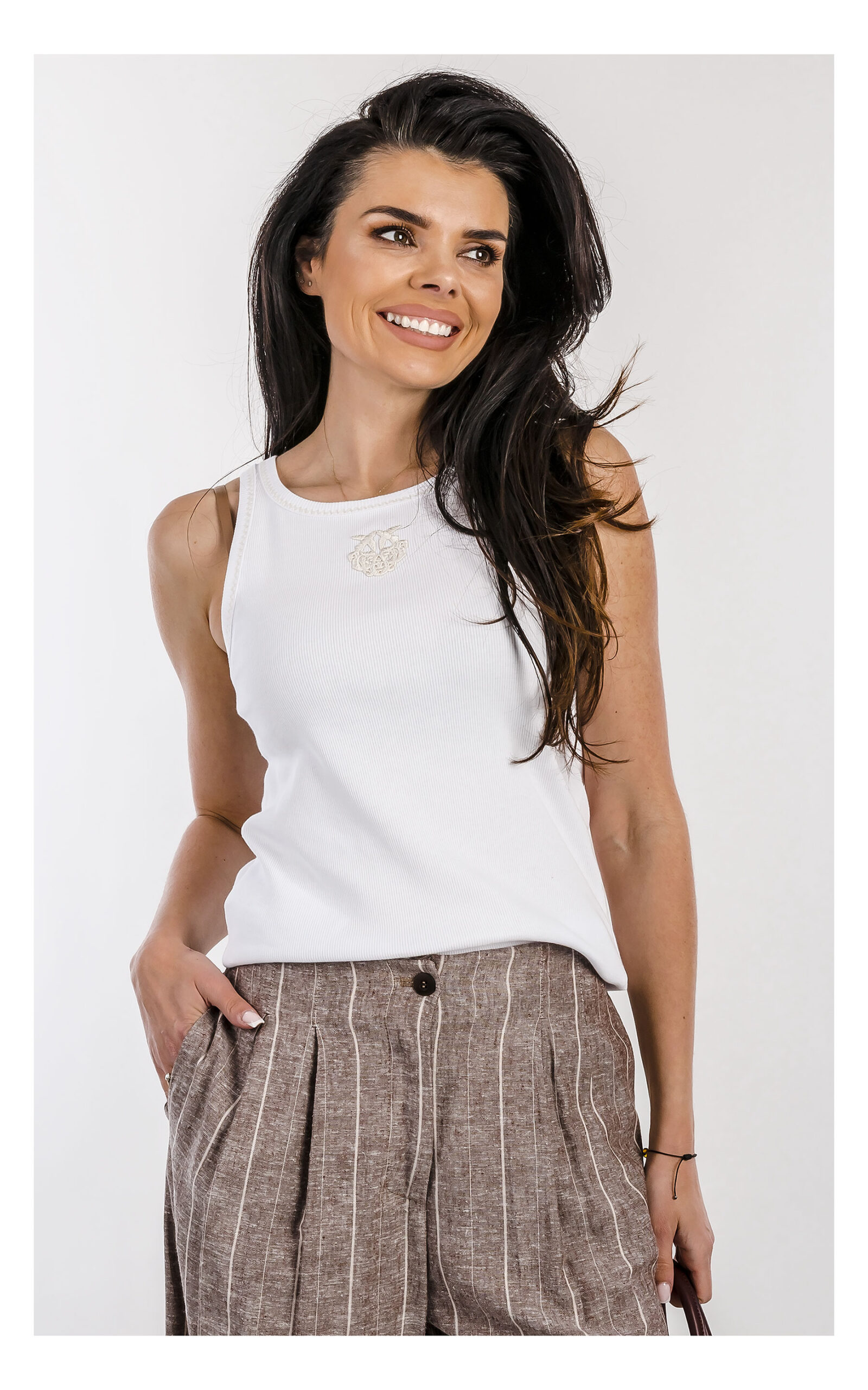 Biały prążkowany top Pinko Bitetto z haftowanym logo – dopasowany damski top z prążkowanej dzianiny i subtelnym haftem – modny element garderoby casual- widok na modelce od przodu w przybliżeniu