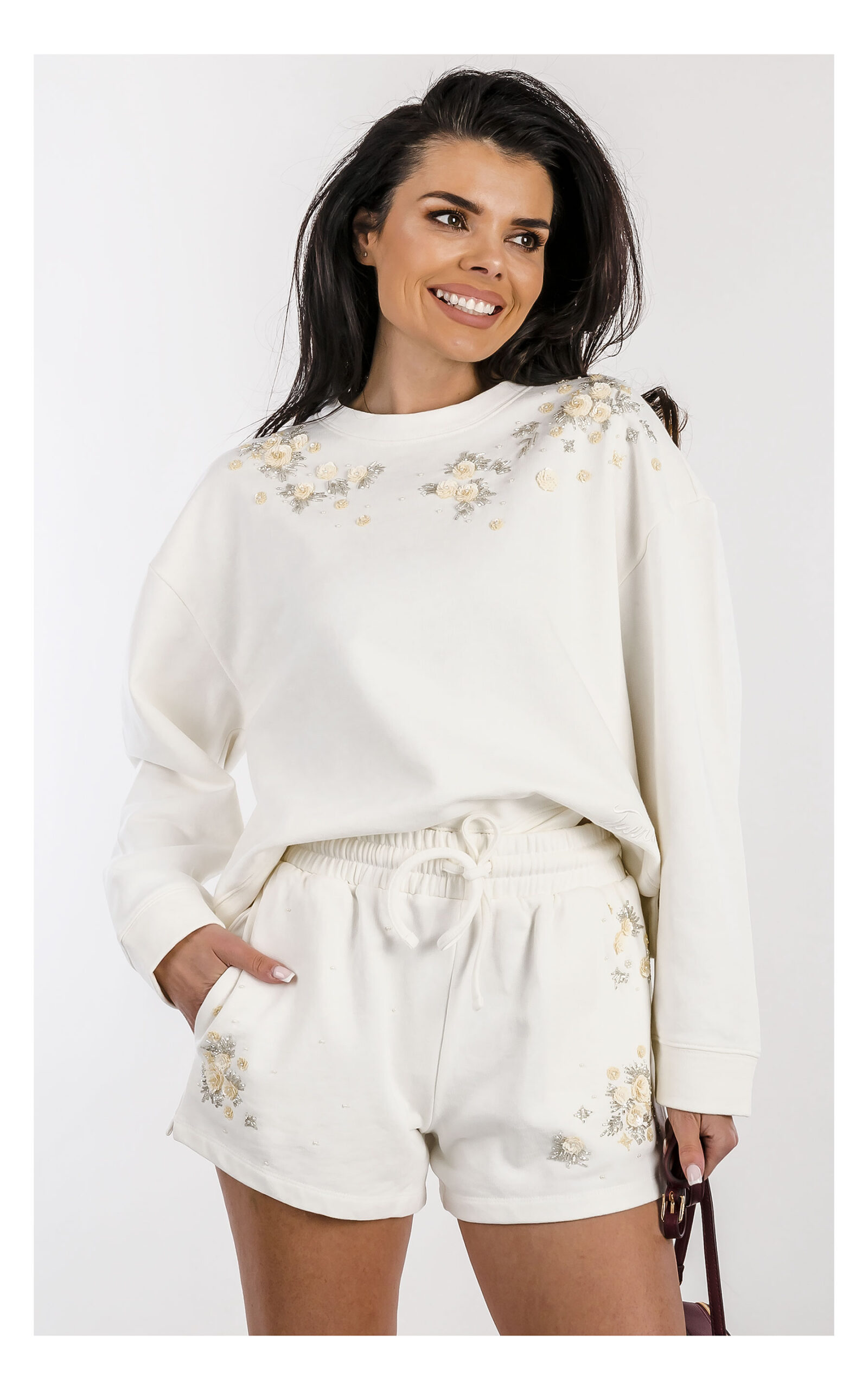 Bluza damska TWINSET oversize kremowa z aplikacją – bluza wkładana przez głowę z modnym detalem logo – stylowa bluza casual chic- widok na modelce od przodu w przybliżeniu