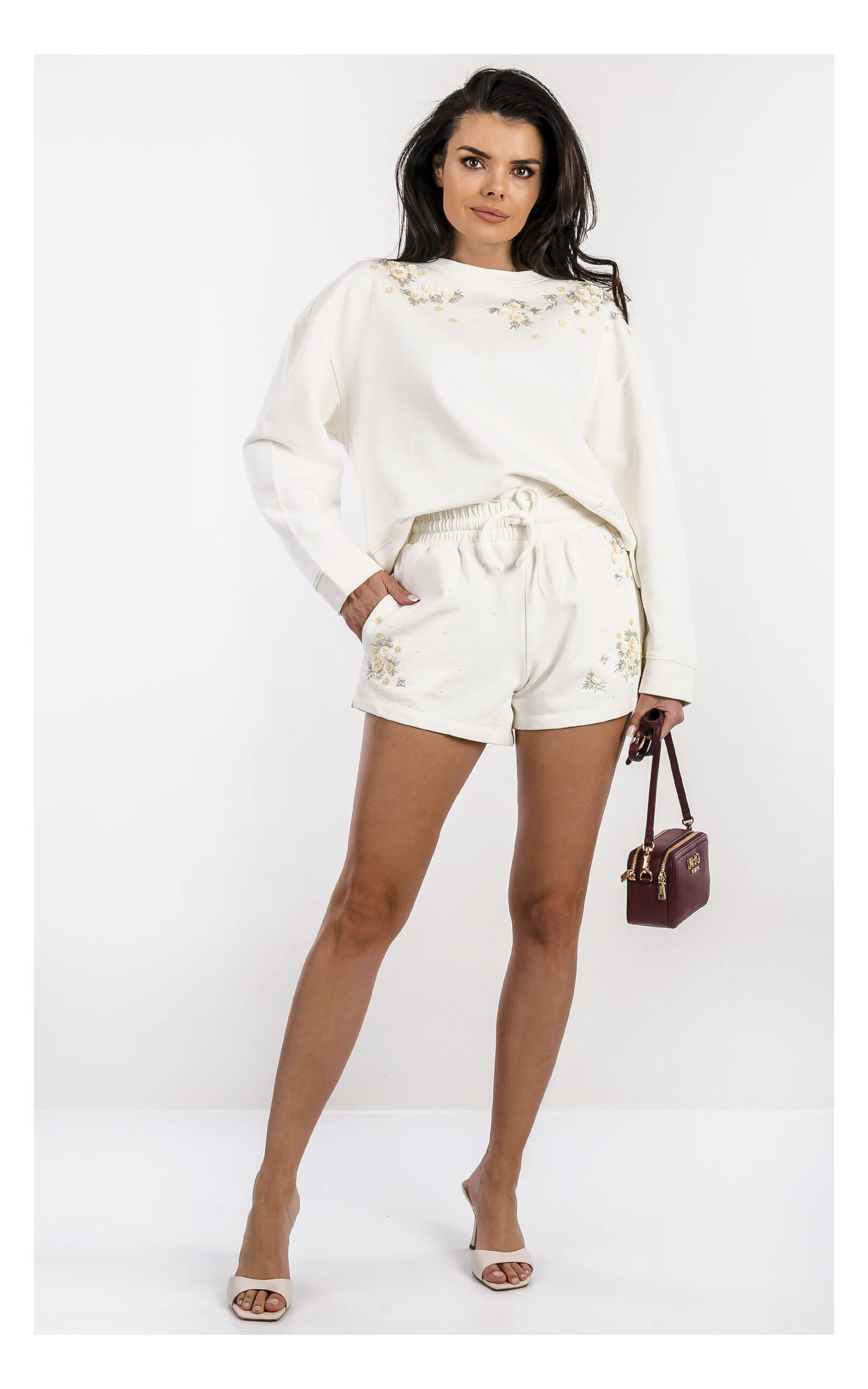 Bluza damska TWINSET oversize kremowa z aplikacją – bluza wkładana przez głowę z modnym detalem logo – stylowa bluza casual chic- widok na modelce od przodu
