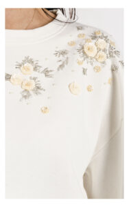 zbliżenie na aplikacje z cekinów i koralików na bluzie twinset