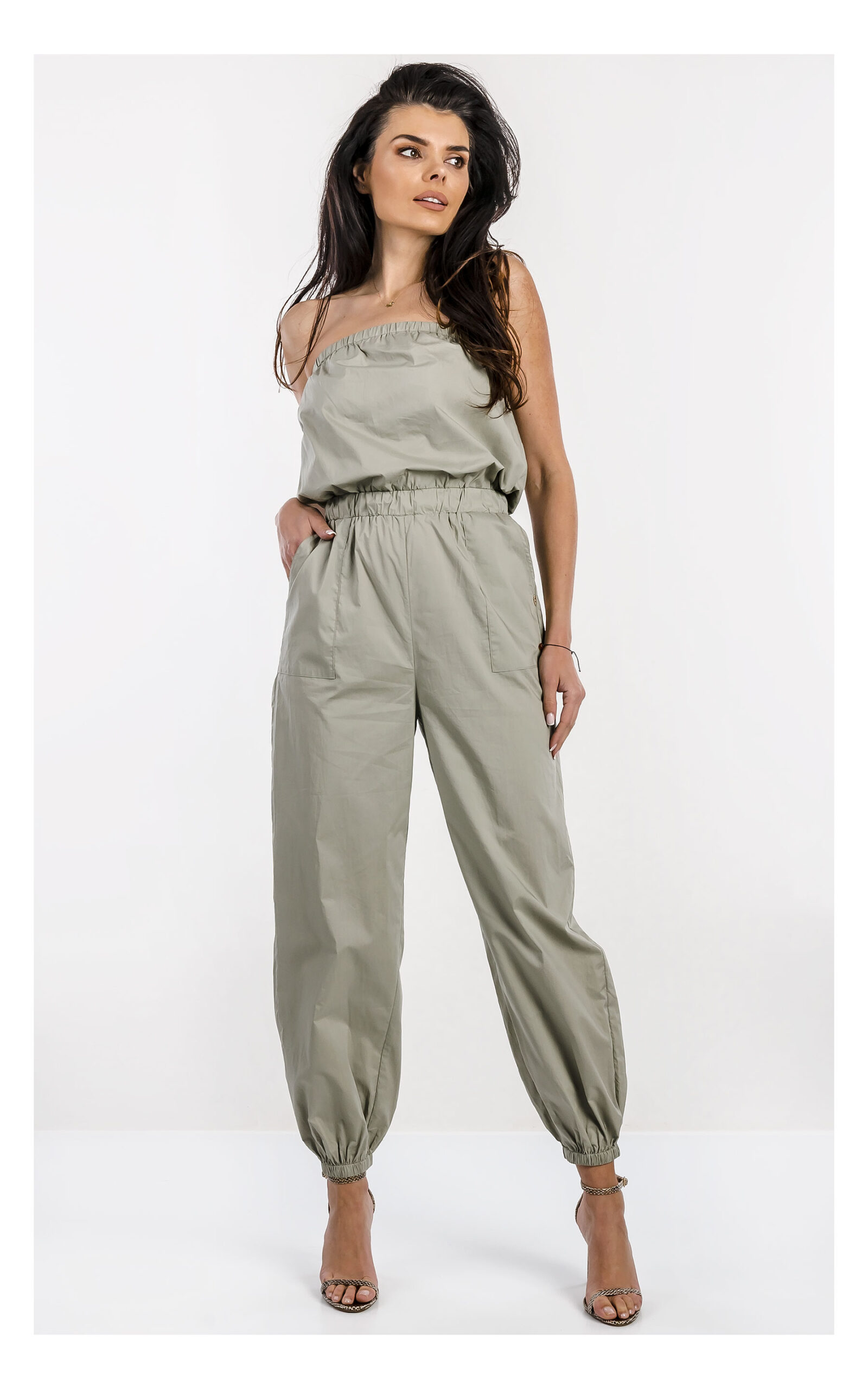 Damski kombinezon Gaudi zielony z popeliny – bez rękawów, z luźnym krojem i modnym designem – uniwersalny outfit casual chic- widok na modelce od przodu