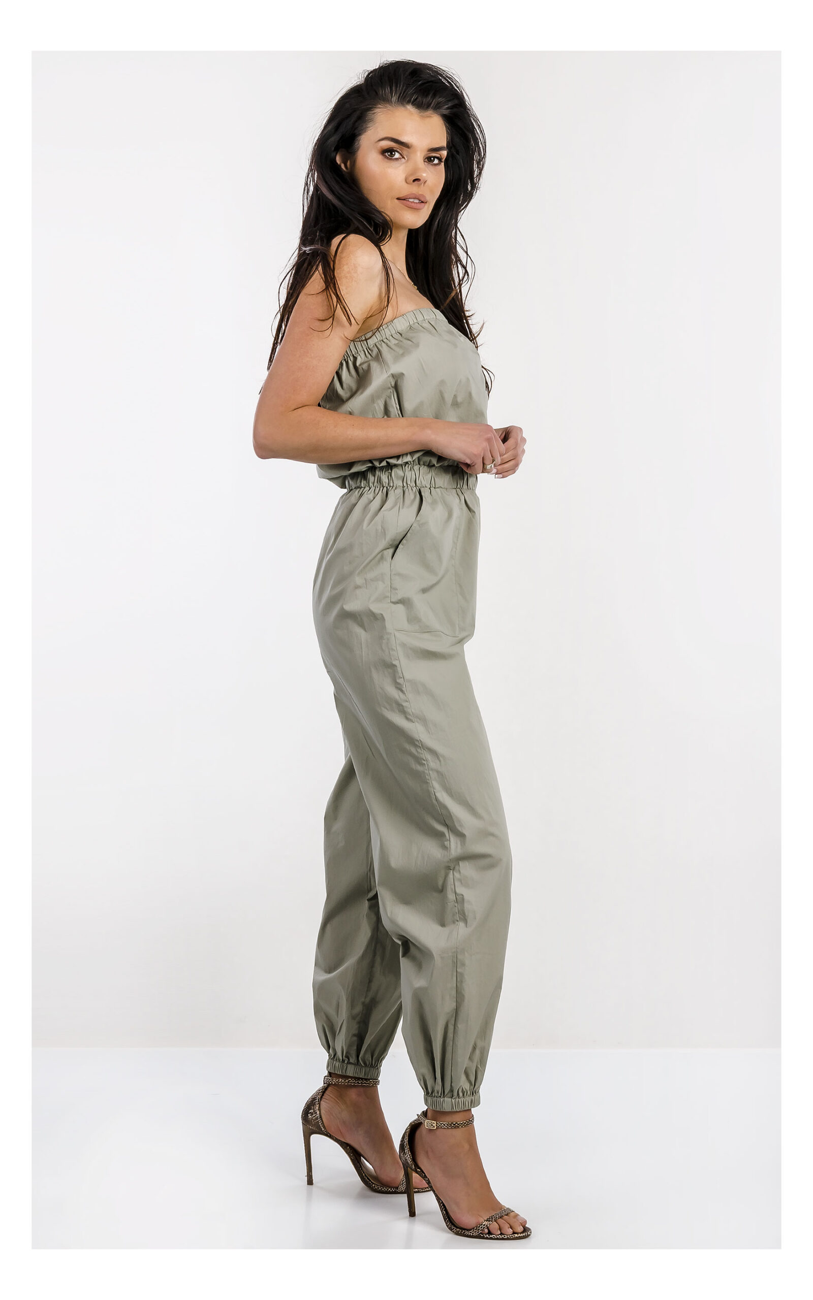 Damski kombinezon Gaudi zielony z popeliny – bez rękawów, z luźnym krojem i modnym designem – uniwersalny outfit casual chic- widok na modelce z profilu