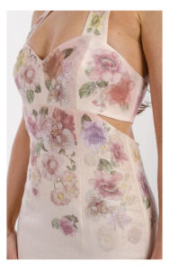 zbliżenie na nadruk i wycięcie na sukience twinset