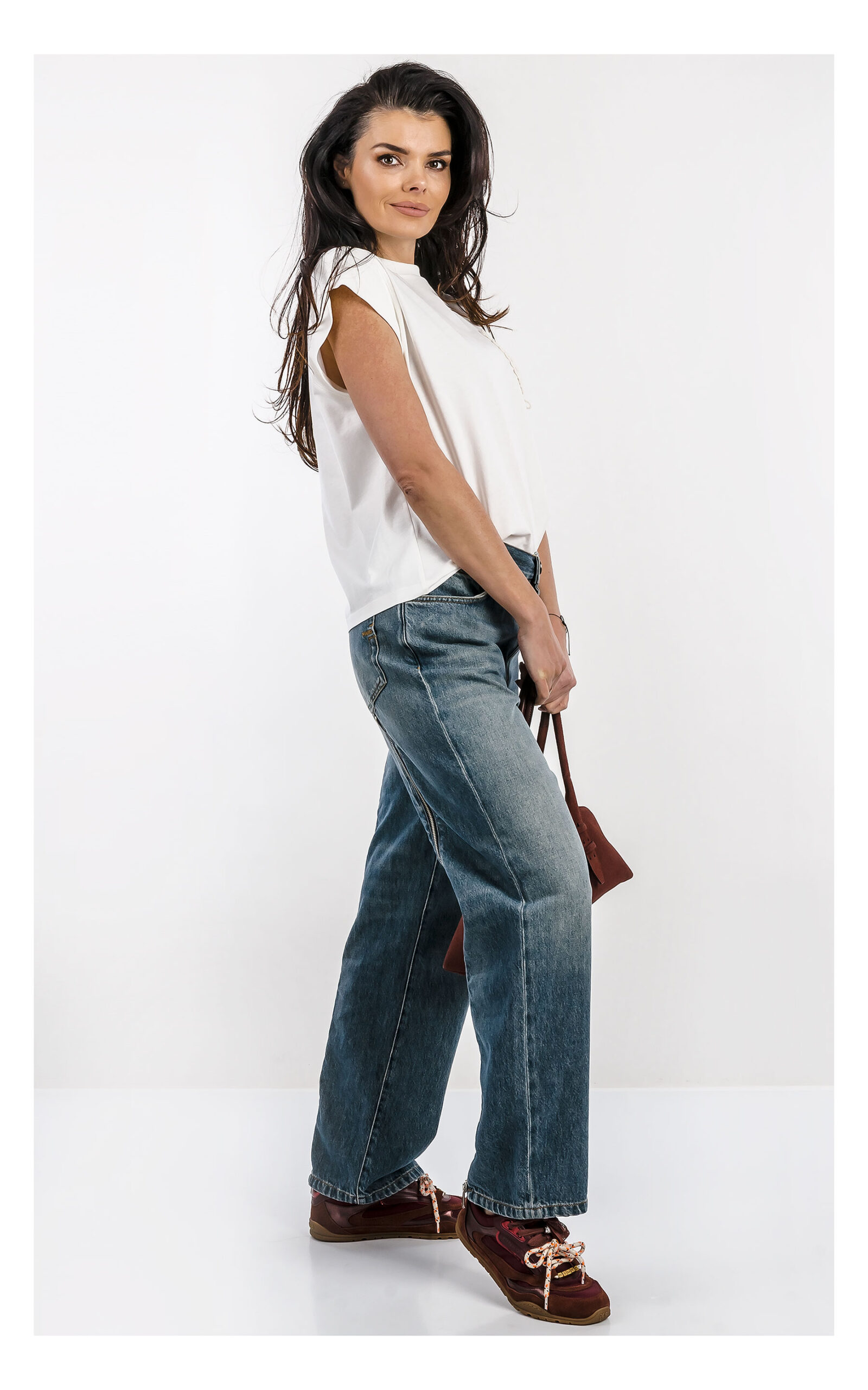 Damskie jeansy PINKO Lovely Loose w kolorze niebieskim z zamkami i koronką – luźne spodnie denim z detalami fashion – idealne do casualowych stylizacji- widok na modelce z profilu