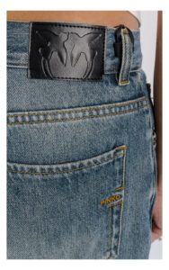 zbliżenie na logowaną naszywkę jeansów pinko lovely loose