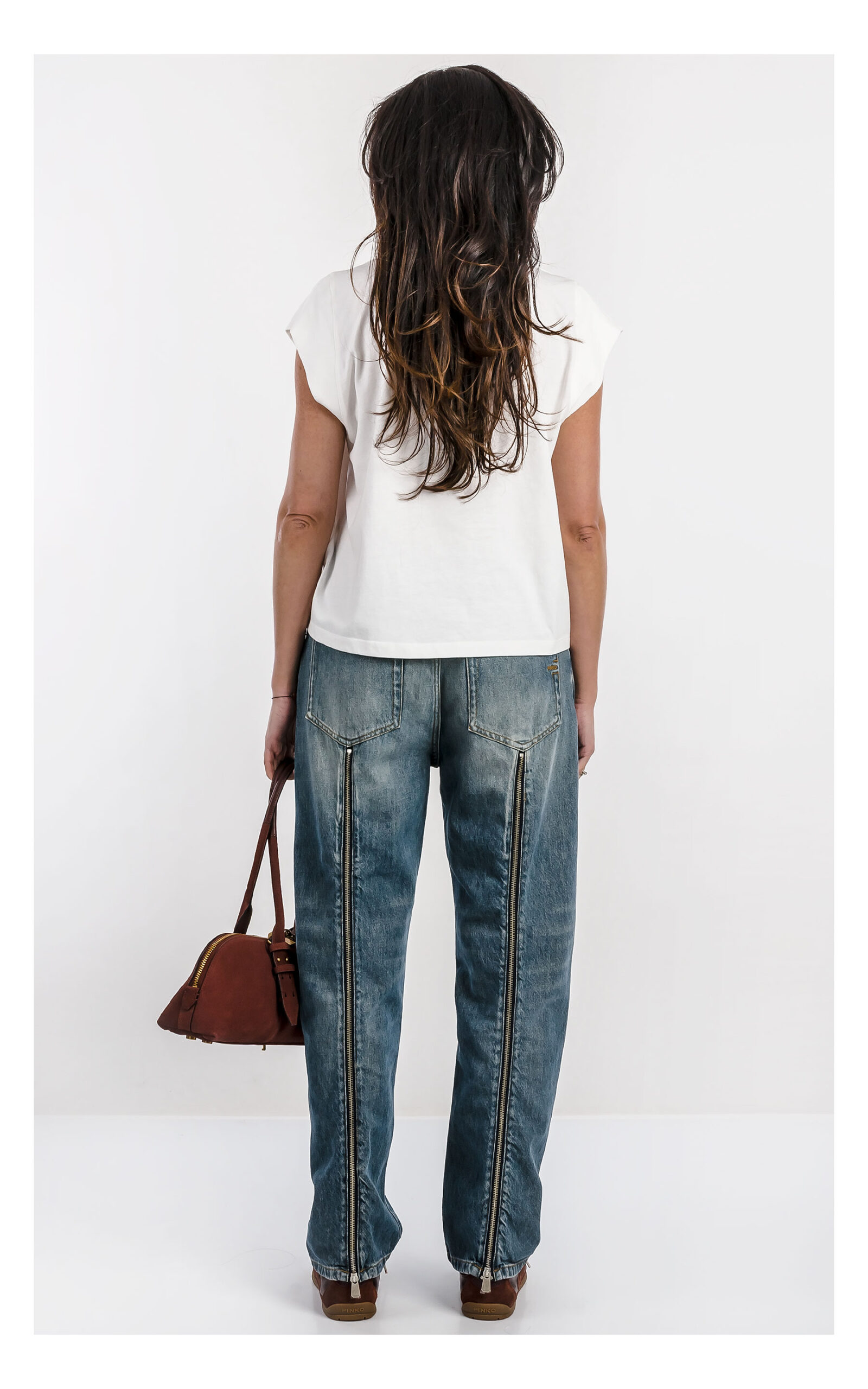 Damskie jeansy PINKO Lovely Loose w kolorze niebieskim z zamkami i koronką – luźne spodnie denim z detalami fashion – idealne do casualowych stylizacji- widok na modelce od tyłu