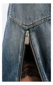 zbliżenie na koronkę i logowany suwak w jeansach pinko lovely loose