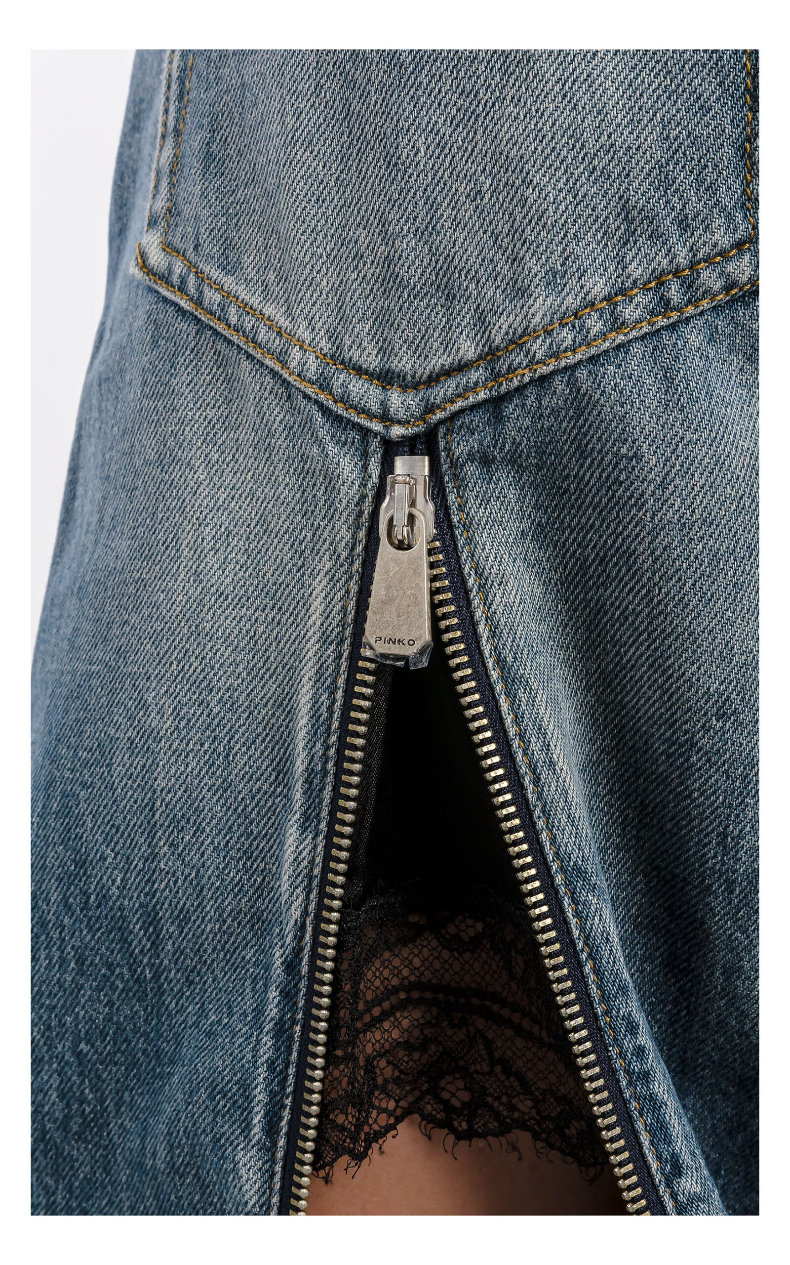 zbliżenie na koronkę i logowany suwak w jeansach pinko lovely loose