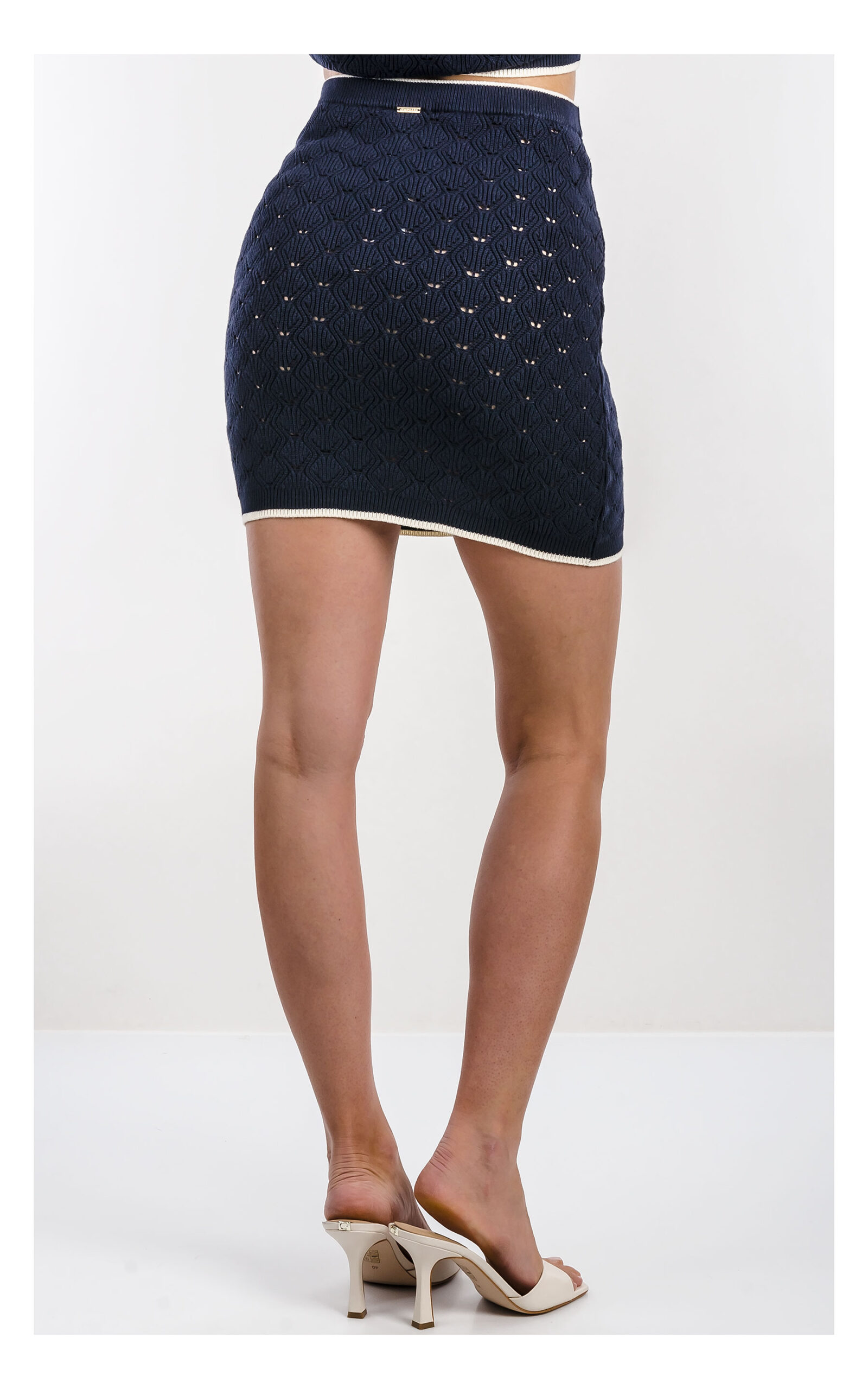 Granatowa mini spódnica TWINSET ażurowa z kremowymi detalami – dopasowana spódniczka damska z dzianiny ażurowej slim fit – modna spódnica z dopasowaną halką w komplecie- widok na modelce od tyłu od pasa w dół