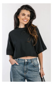 T-shirt Pinko Borghetto czarny z wyszytym logo – premium koszulka damska o pudełkowym kroju z logo marki – uniwersalny T-shirt do codziennych stylizacji- widok na modelce od przodu w przybliżeniu