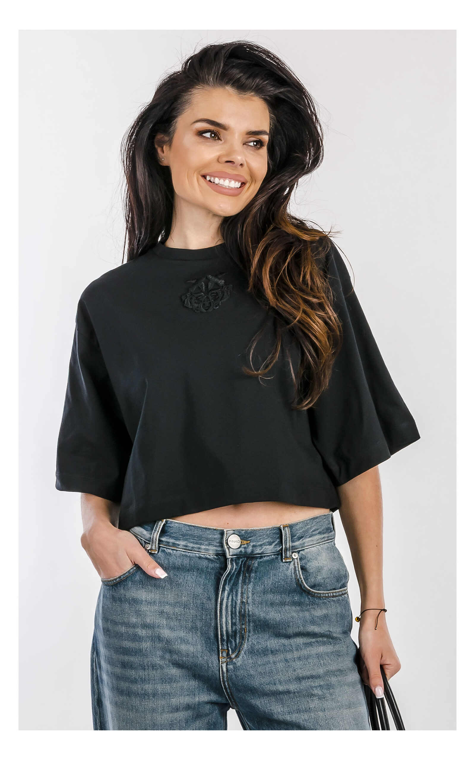 T-shirt Pinko Borghetto czarny z wyszytym logo – premium koszulka damska o pudełkowym kroju z logo marki – uniwersalny T-shirt do codziennych stylizacji- widok na modelce od przodu w przybliżeniu