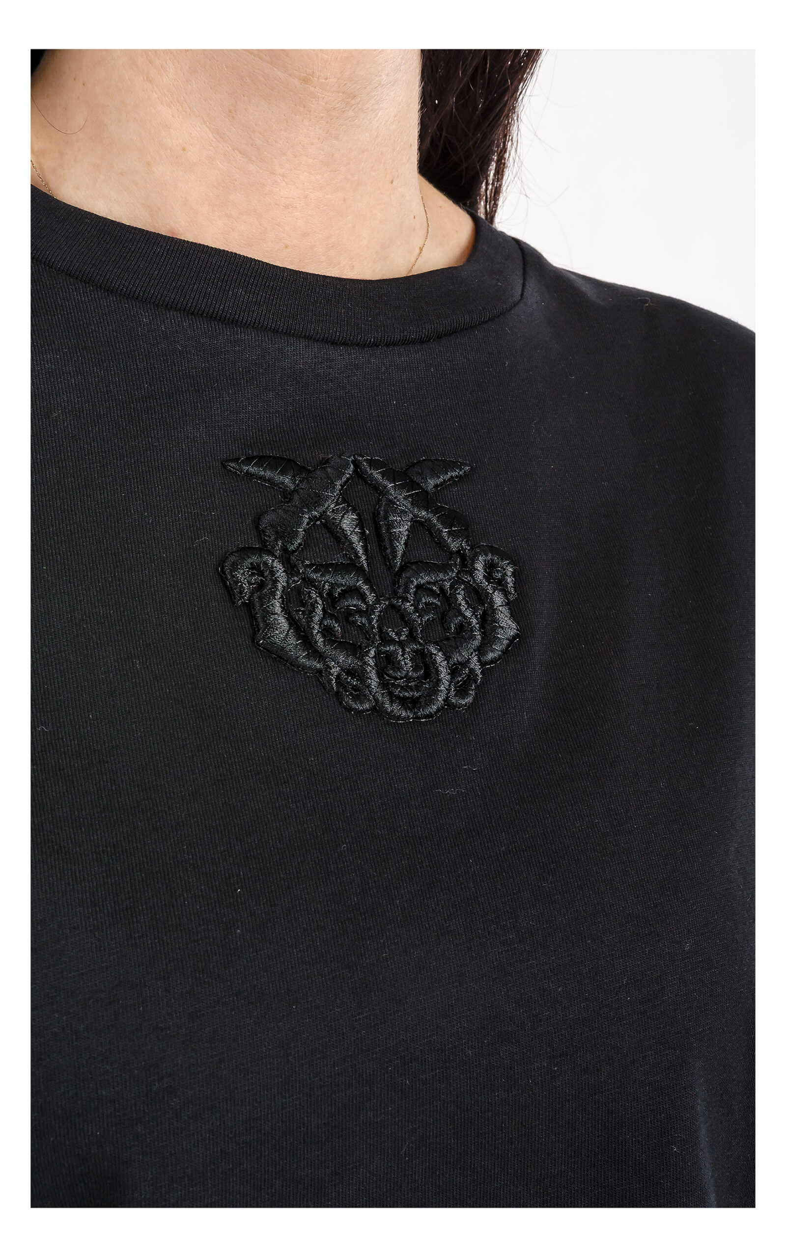 zbliżenie na haftowane logo na t-shircie pinko borghetto